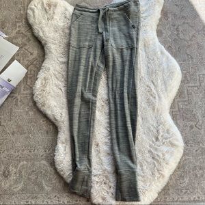 Tight-fitting sweatpants